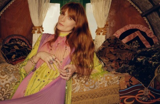Gucci تطلق حملتها الإعلانية مع Florence Welch