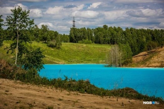 بالصورة:بحيرة فيروزية روسية مميزة بألوانها العجيبة
