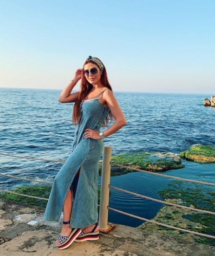 إستوحي من النجمات العرب إطلالة جينز جديدة للصيف