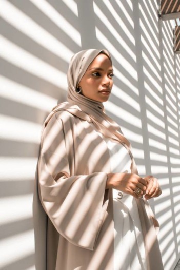 نيا عمرون بطلة الحملة الإعلانية لHessa Falasi