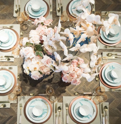 نصائح قيّمة لتزيين طاولة الطعام بلمسات الزهور