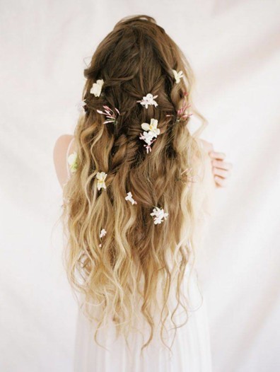 اعتمدي الزهور لتسريحة شعرك هذا الربيع