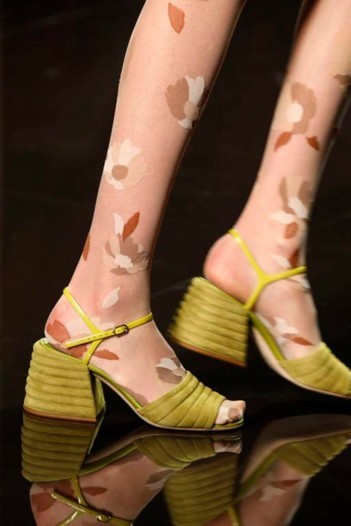 أحذية Fendi الصيفية لإمرأة أنيقة وعصريثة