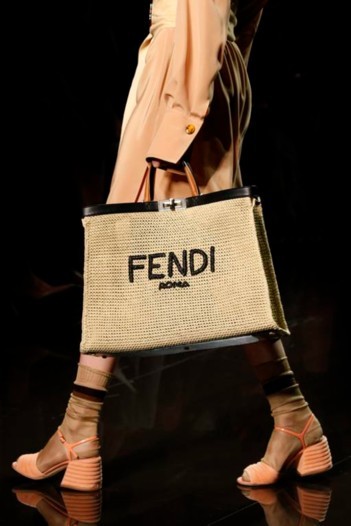 أحذية Fendi الصيفية لإمرأة أنيقة وعصريثة