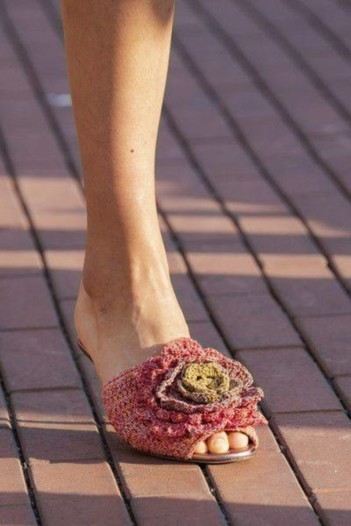 أجمل الأحذية المزينة بالأزهار للصيف