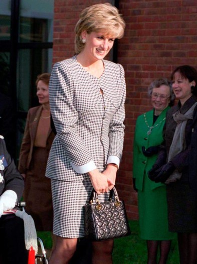 كم مرة حملت الأميرة ديانا حقية Lady Dior الأيقونية؟