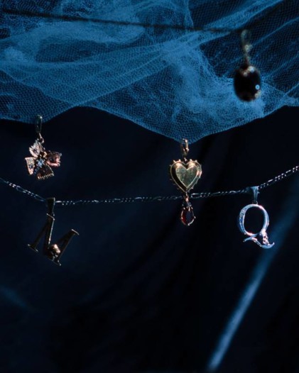 Alexander McQueen تطلق تشكيلتها الخاصة