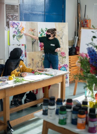 ألكسندر مكوين تدعم برامج تعليم الفنون للشباب في لندن