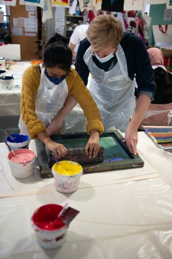 ألكسندر مكوين تدعم برامج تعليم الفنون للشباب في لندن