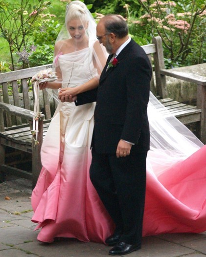 إطلالة زفافكِ بعيداً عن الفستان الأبيض التقليدي