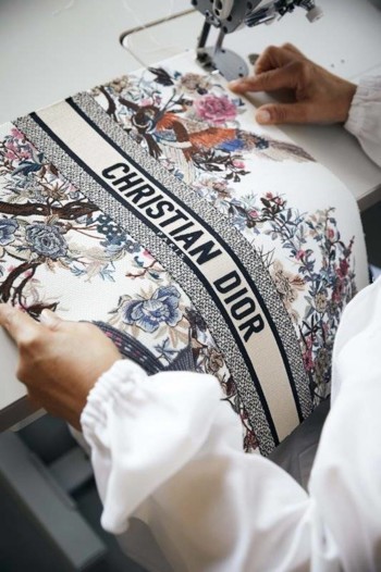 إكتشفي حقيبة "Dior Book Tote" بمنط "الحديقة الشتويّة"