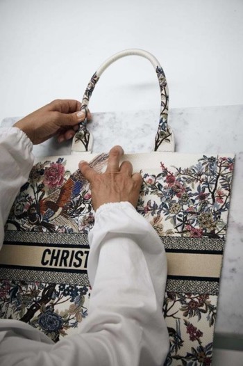 إكتشفي حقيبة "Dior Book Tote" بمنط "الحديقة الشتويّة"