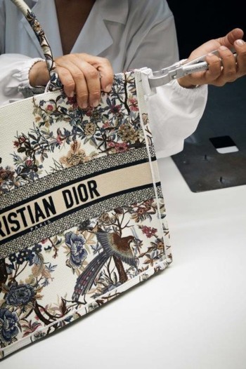 إكتشفي حقيبة "Dior Book Tote" بمنط "الحديقة الشتويّة"