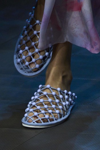 أحذية غير تقليدية تطغى على المنصات الإيطالية