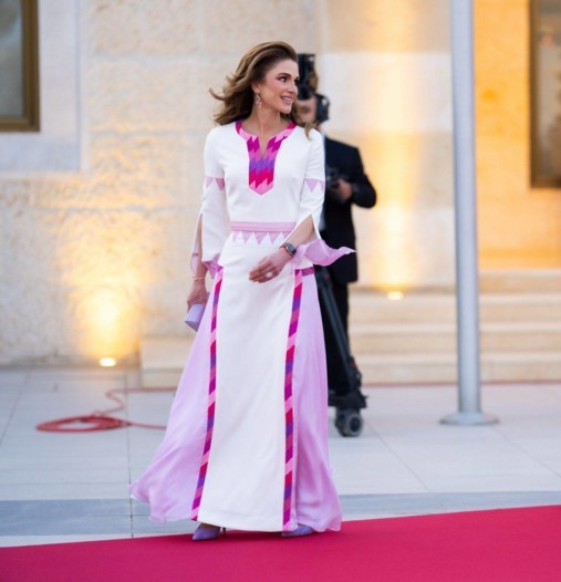 الملكة رانيا تتحفنا بأناقة قلّ نظيرها