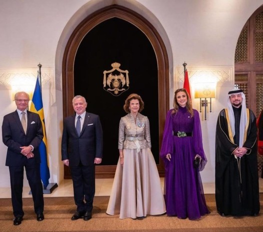 الملكة رانيا تتحفنا بأناقة قلّ نظيرها