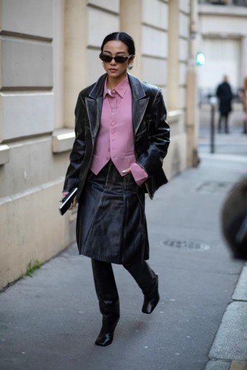أزياء الشارع الباريسي تتسم بالغرابة والمرح