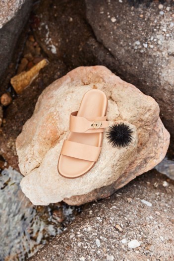 إليك مجموعة Ancient Greek Sandals لربيع وصيف 2023