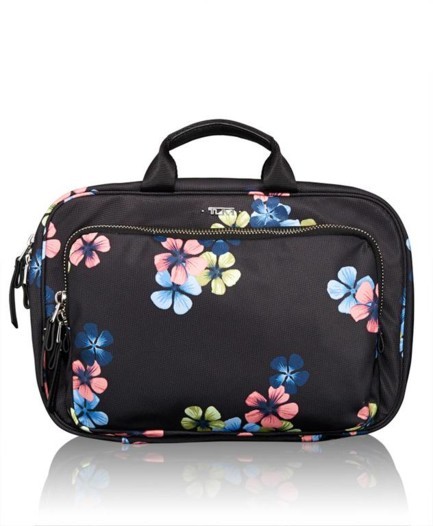إطلالة أنثوية خلال السفر مع حقائب تومي  لربيع وصيف 2015