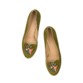 الأحذية الخضراء بلون العشب