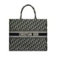 الآن مقاسات جديدة لحقيبة Dior Book Tote