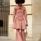 أزياء الشارع الباريسي تتسم بالغرابة والمرح