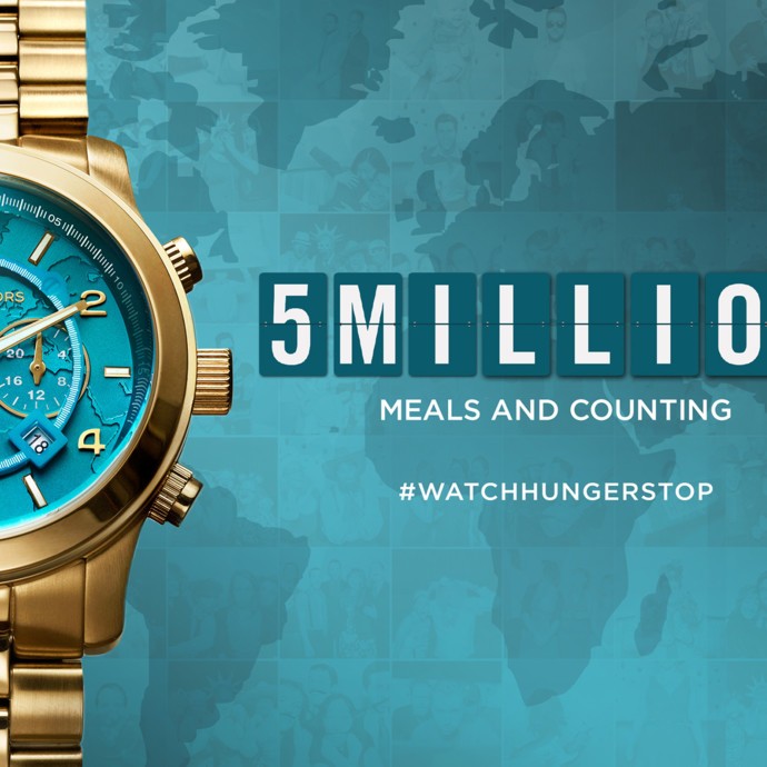 بالفيديو: مايكل كورس يساهم في تسليم خمسة ملايين وجبة للأطفال الجياع