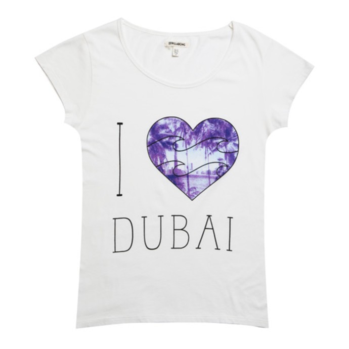 أجواء دبي التقليدية مع قمصان بيلابونغ!