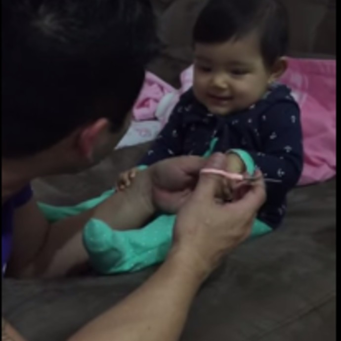 فيديو طريف: طفلة تخدع والدها للتهرّب من مقصّ الأظافر