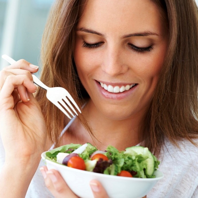 ثلاث عادات للأكل تساهم في زيادة الوزن والانتفاخ
