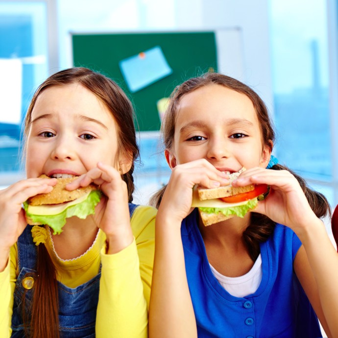 ما هي المأكولات التي تهدّد صحة أطفالك؟