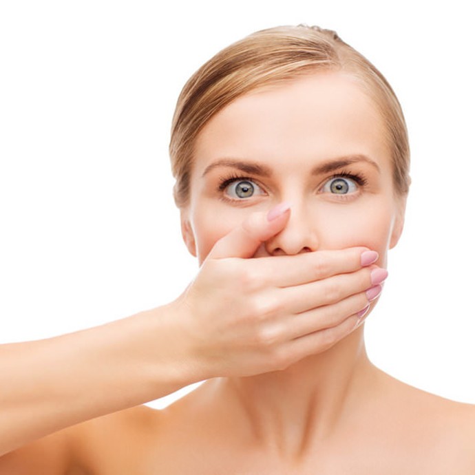 كيف تتخلّصين من رائحة الفم الكريهة؟