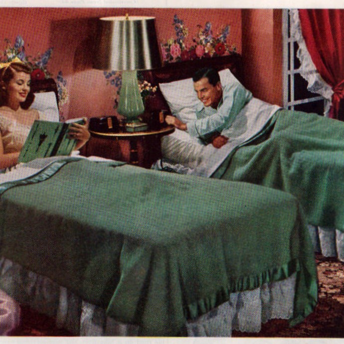 هل النوم في سريرين منفصلين يدمّر العلاقة؟