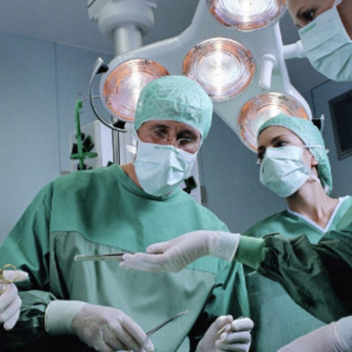 جراحة أمريكية تنجح في فصل مولودة بأربعة أرجل عن توأم طفيلي