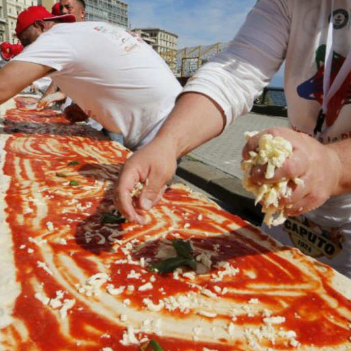 إعداد أطول بيتزا في العالم