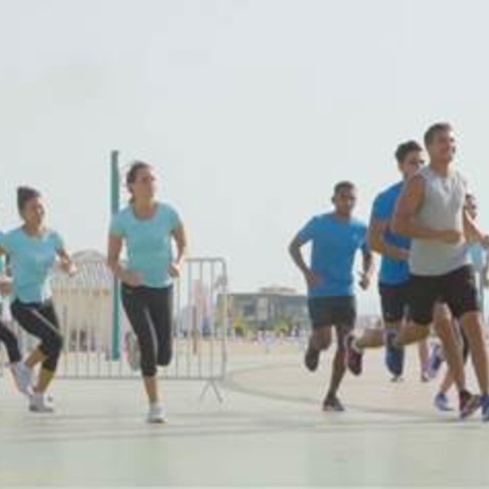 بالفيديو: دبي المنصة المثلى لاختبار قدرات أحذية "أندر أرمر"!