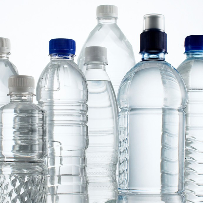 مخاطر استخدام عبوات المياه البلاستيكية