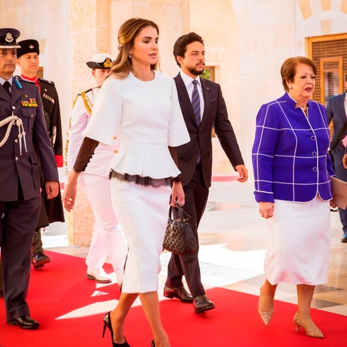 الملكة رانيا بإطلالة مشعة باللون الأبيض