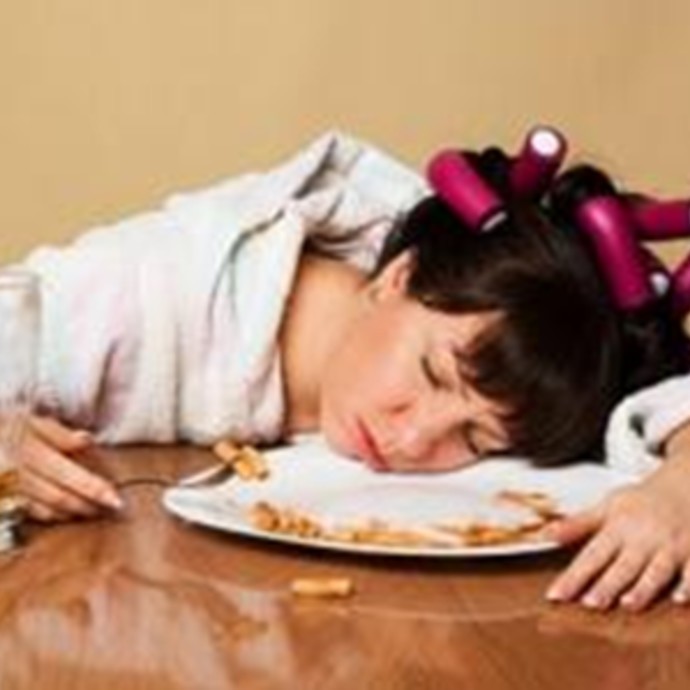 لماذا نشعر بالتعب والنعاس بعد الأكل؟