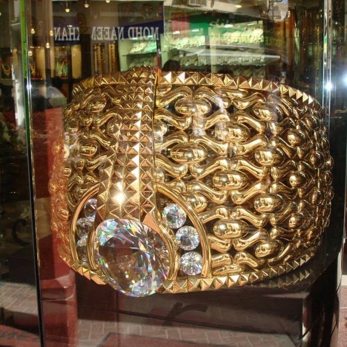 أكبر خاتم ذهبي في العالم في مركز صحارى