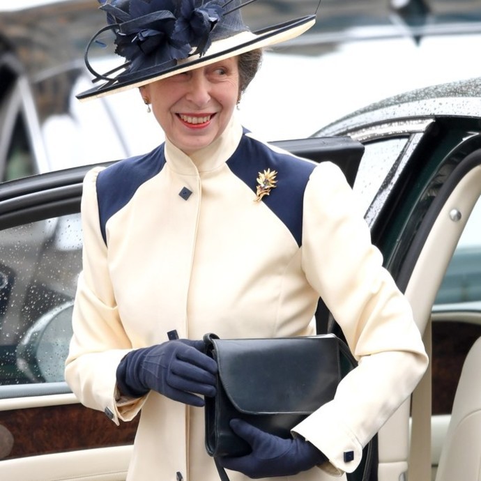 احتفظت إبنة الملكة إليزابيث بهذا المعطف 40 عاماً... هل تعرفين كم مرة ظهرت به؟
