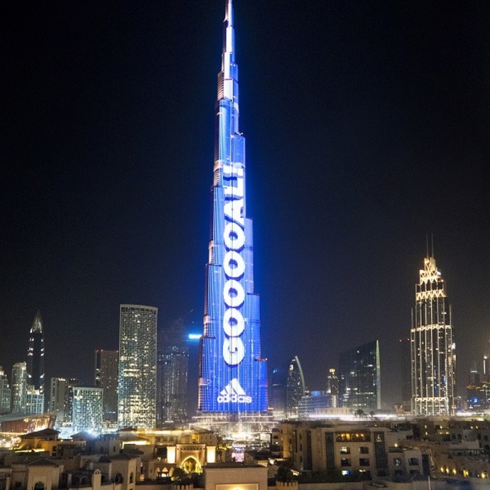 أعلى لوحة في العالم على "برج خليفة" تستقطب عشاق كرة القدم