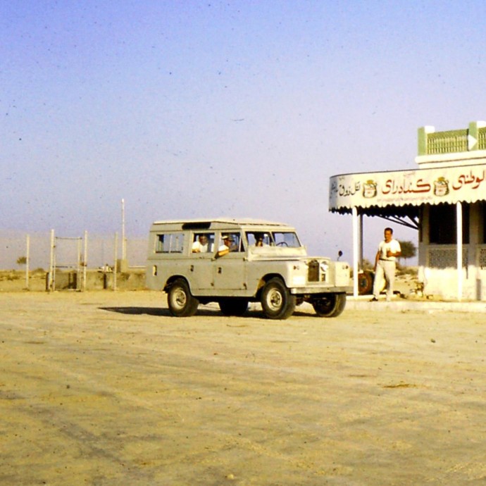 فيلم يوثق الحياة في دولة الإمارات مع سيارات"لاند روڤر" قبل 50 عاماً