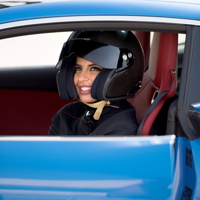 مقابلة مع أسيل الحمد أول امرأة سعودية تقود سيارة فورميلا 1!