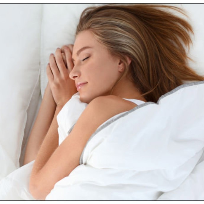 4 فوائد للنوم تحت البطانية الثقيلة