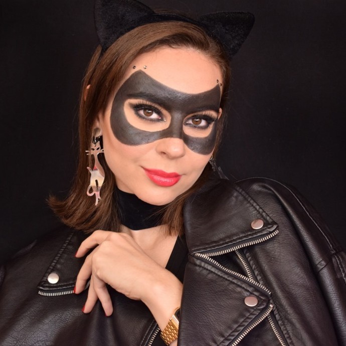 اجذبي الأنظار بقناع "المرأة القطّة" في هالوين