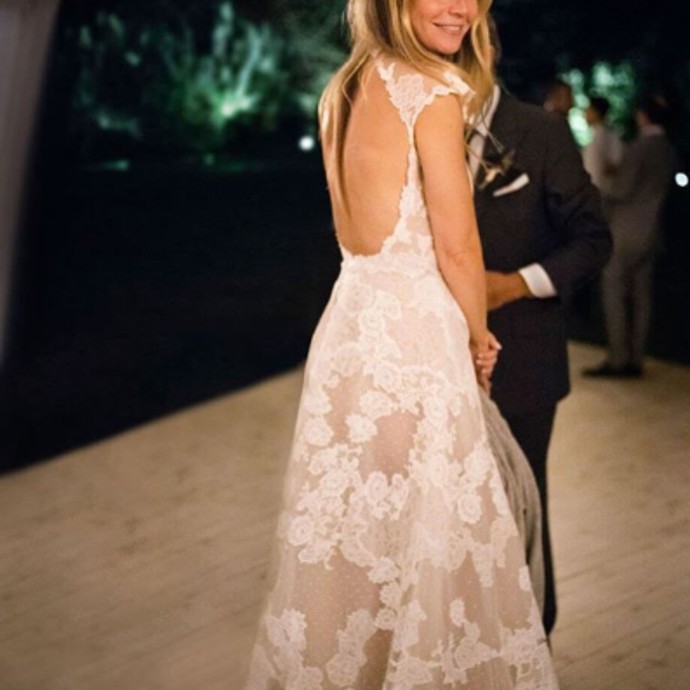 غوينيث بالترو "عروسٌ أنيقة" بفستان من تصميم فالنتينو