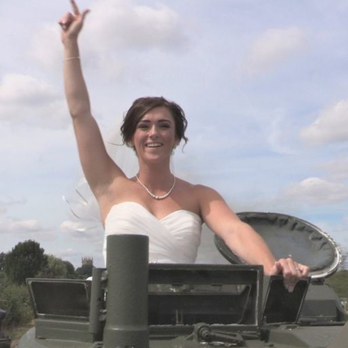 عروس تحتفل على متن دبابة