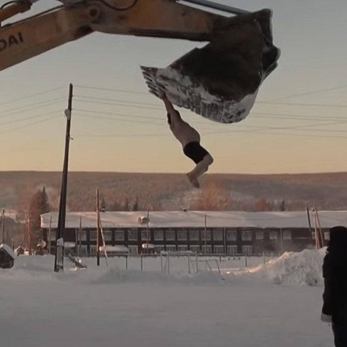 بالفيديو: رجل يتحدى البرد القارص بطريقة جنونية!