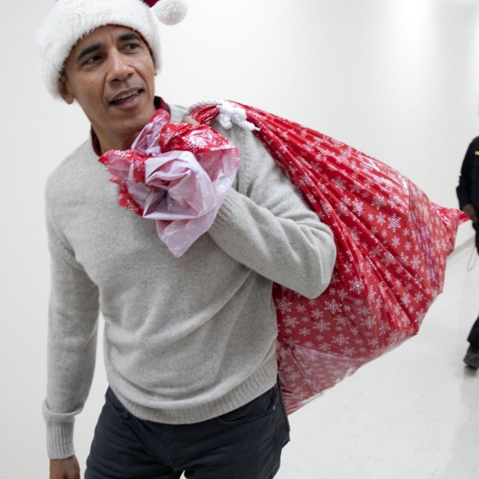 بالفيديو:باراك أوباما بدور "بابا نويل"
